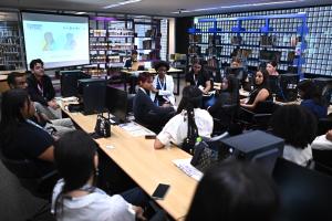 La juventud de América Latina mantiene su respaldo a la democracia, aunque la condiciona a la capacidad del Estado para ofrecer resultados concretos frente a la desigualdad y la inclusión, según una nueva encuesta elaborada por el Programa de las Naciones Unidas para el Desarrollo (PNUD). EFE/ Andre Borges