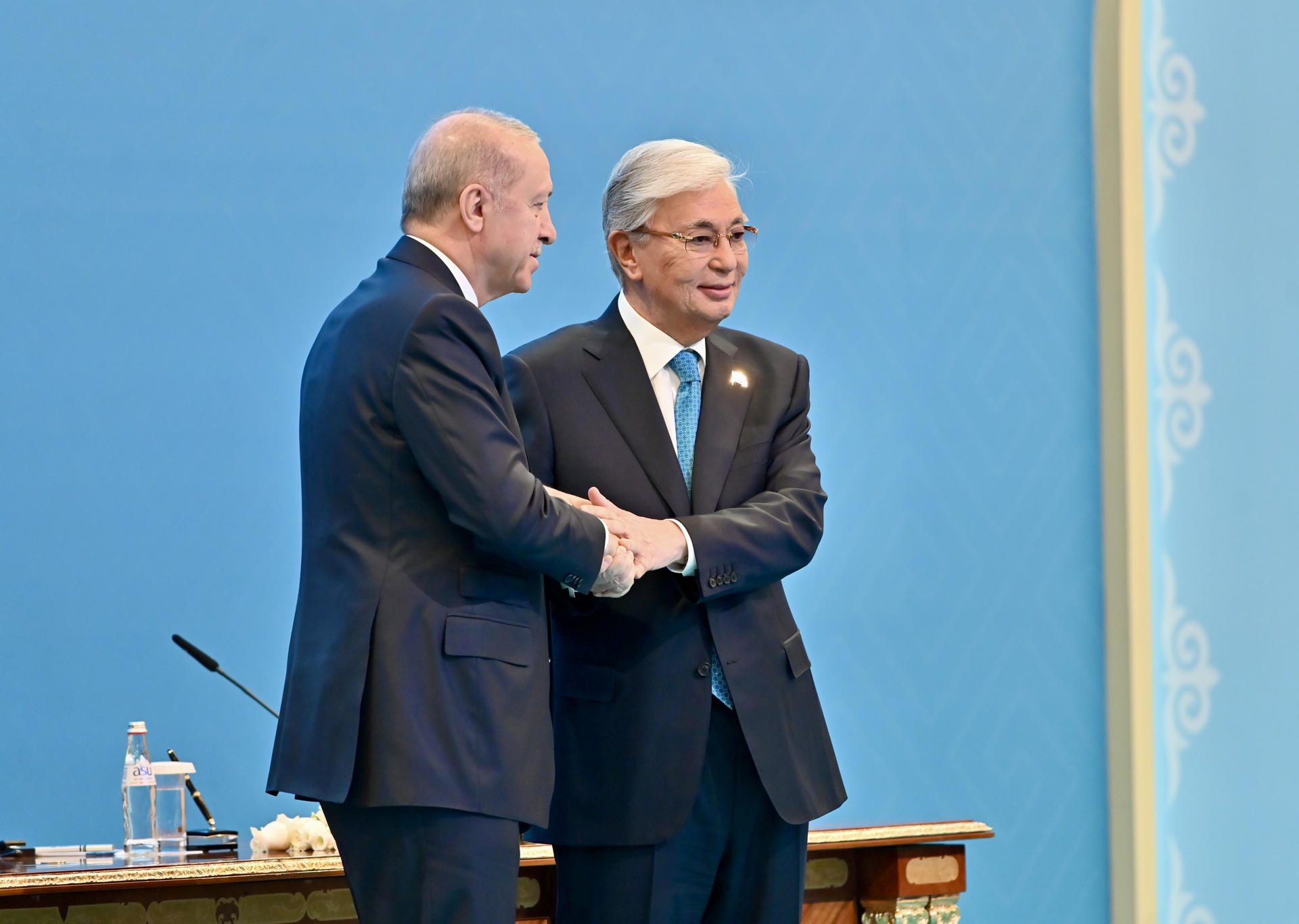 ASTANÁ (KAZAJISTÁN), 14/05/2026.- El presidente kazajo, Kasim-Yomart Tokáyev (d), estrecha la mano a su homólogo turco, Recep Tayyip Erdogan, durante un encuentro celebrado en el marco de la visita oficial del mandatario turco a Kazajistán. EFE/ Kulpash Konyrova