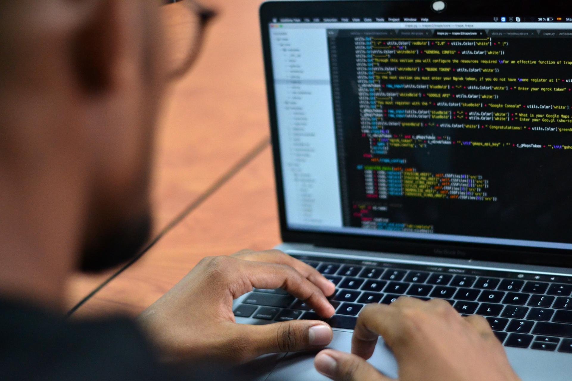 Fotografía de archivo del 9 de julio de 2019 que muestra a un experto en ciberseguridad revisando códigos en su computador en Bogotá (Colombia). EFE/ Oskar Burgos ARCHIVO