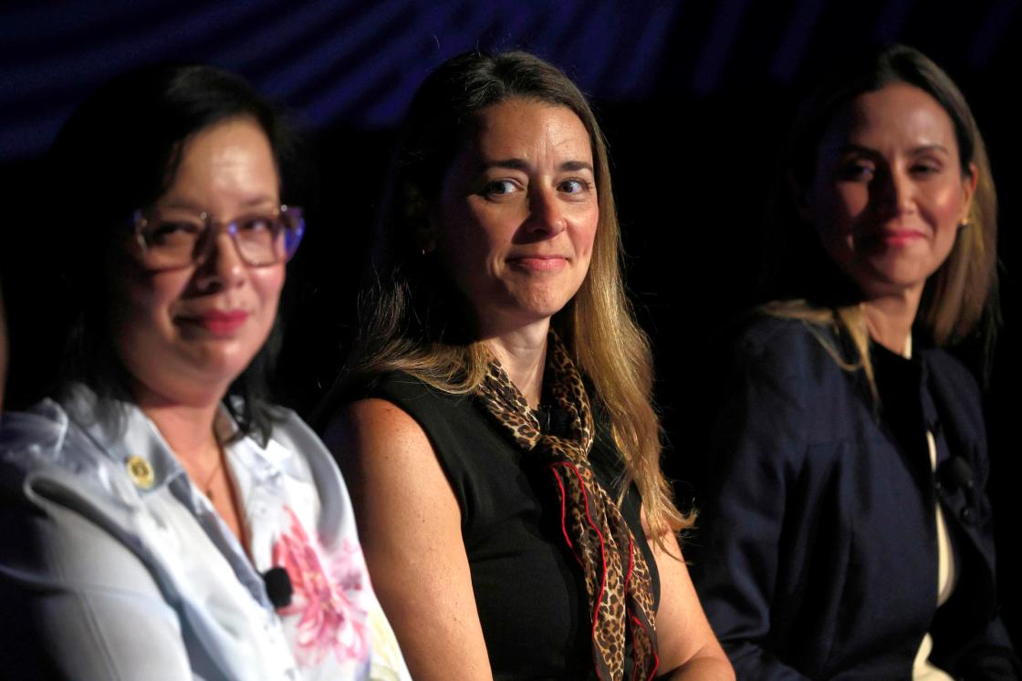 Fotografía del 20 de mayo de 2026 de la secretaria de Asuntos Académicos del Departamento de Educación de Puerto Rico, Beverly Morro (i), la vicepresidenta de Innovación, Tecnología y Operaciones de Banco Popular de Puerto Rico, Camille Burckhart (c), y la presidenta de Abarca Health, Adriana Ramírez, participando en el foro Revolución de la IA: Una oportunidad para los negocios en Puerto Rico durante el Speakers Series 2026 en San Juan (Puerto Rico). EFE/ Thais Llorca
