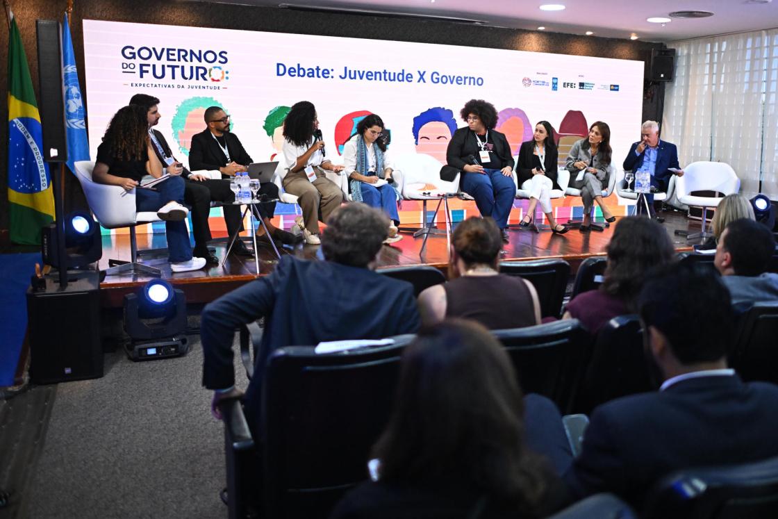 Personas participan en el evento 'Gobiernos del Futuro: Expectativas de la Juventud' este miércoles, en la Biblioteca Nacional de Brasilia (Brasil). EFE/ André Borges