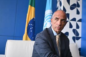 El representante residente del Programa de las Naciones Unidas para el Desarrollo (PNUD) en Brasil, Claudio Providas, habla durante una entrevista con EFE este lunes, en Brasilia (Brasil). EFE/ Andre Borges