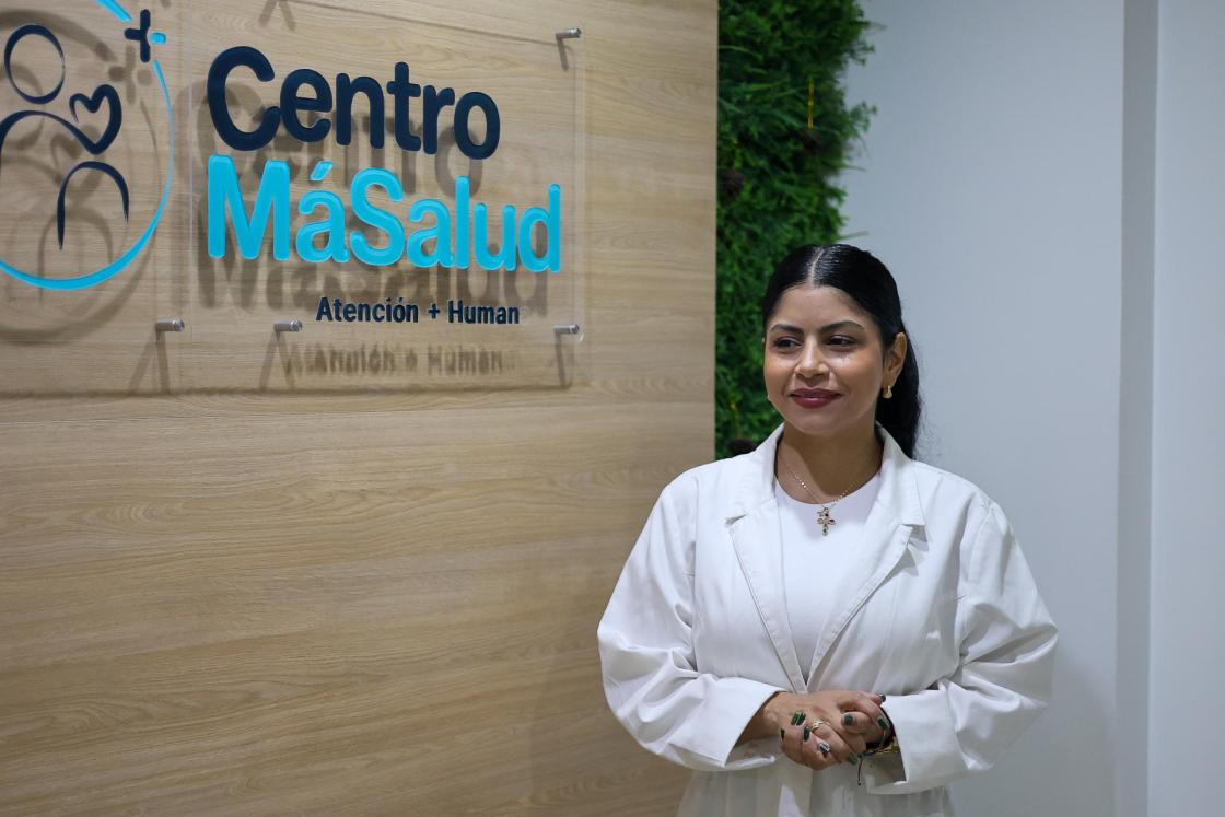 La cardióloga venezolana y directora del centro médico Más Salud, Marbella Sibada, posando en una entrevista con EFE en Buenos Aires (Argentina). EFE/ Juan Ignacio Roncoroni