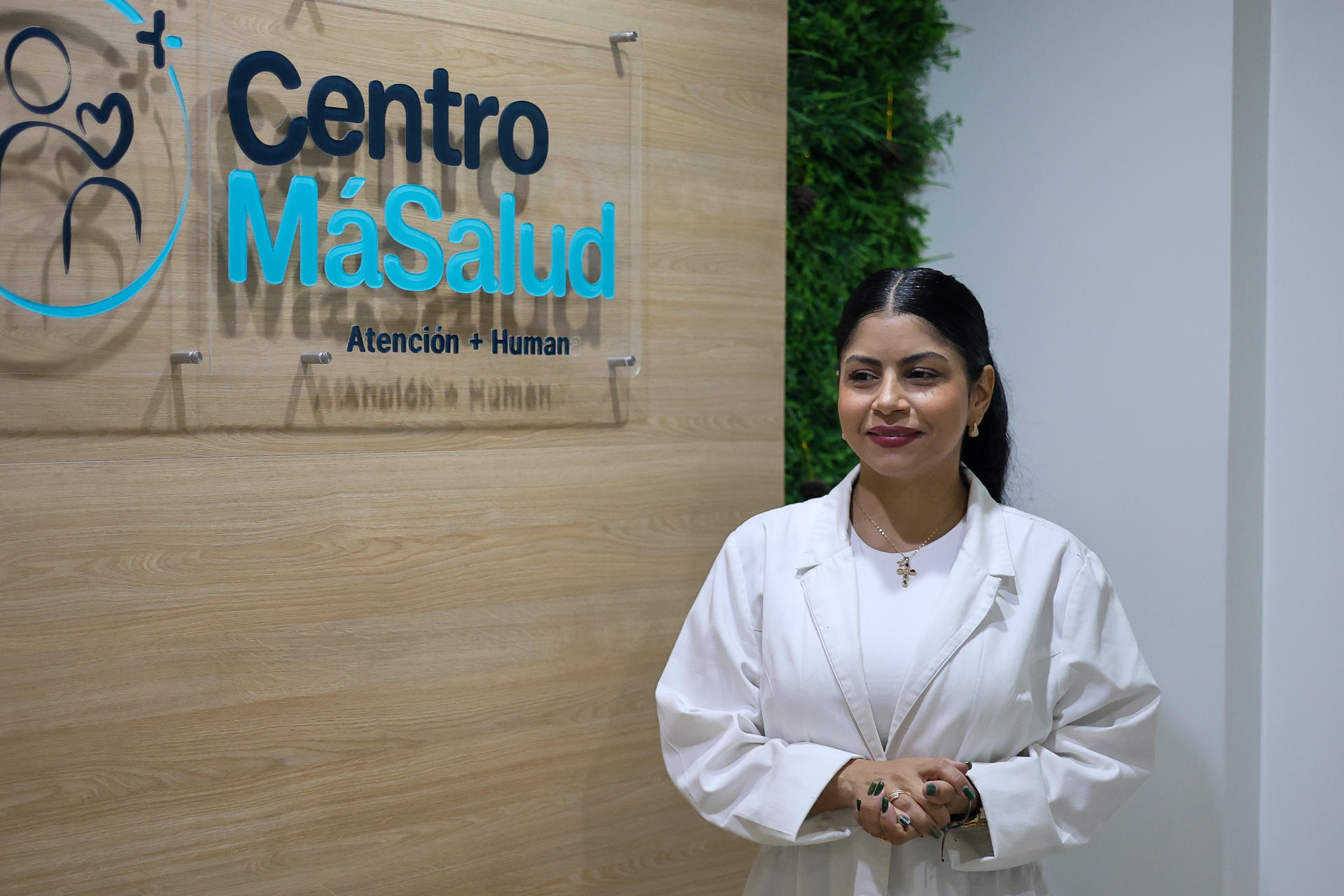 La cardióloga venezolana y directora del centro médico Más Salud, Marbella Sibada, posando en una entrevista con EFE en Buenos Aires (Argentina). EFE/ Juan Ignacio Roncoroni