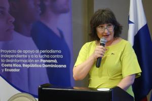 La embajadora de la Unión Europa (UE) en Panamá, Izabela Matusz, habla durante el lanzamiento de la 'Guía de Acceso a la Información Pública' un manual que busca fortalecer la transparencia en la gestión gubernamental y el conocimiento de periodistas y el resto de la ciudadanía para obtener datos de interés como forma de rendir cuentas al Estado, este viernes en Ciudad de Panamá (Panamá). EFE/ Carlos Lemos