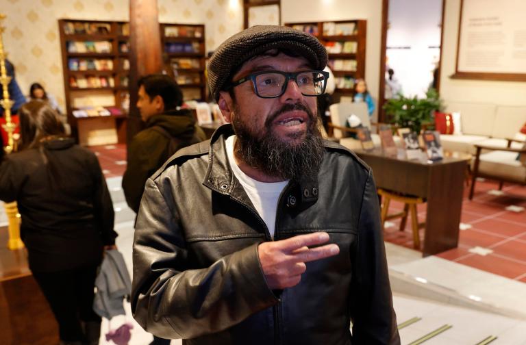 BOGOTÁ (COLOMBIA), 05/05/2026.- El actor Ubeimar Ríos durante un evento celebrado el pasado 25 de abril. Con solo una película en su haber y una limitada experiencia, el colombiano Ubeimar Ríos ha conseguido una nominación a los Premios Platino por su labor en 'Un poeta', un reconocimiento inesperado que representa más un comienzo que una consolidación, como reconoce en una entrevista con EFE. "Me llega finalizando mi profesión docente y, por qué no, empezando la profesión actoral", explicó Ríos en una entrevista que se desarrolló durante la Feria Internacional del Libro de Bogotá, rodeado de asistentes a la FILBo, que se aglomeraron a la espera de hacerse fotos con él al terminar la charla. EFE/ Mauricio Dueñas Castañeda