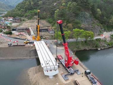 XCMG entrega una grúa todoterreno de 1.000 toneladas en Corea del Sur y completa su primera operación de elevación de un puente