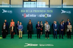 Fotografía de familia con los galardonados con la Medalla de la Provincia antes de que comience el acto institucional del Día de la Provincia de Sevilla. EFE/ Raúl Caro