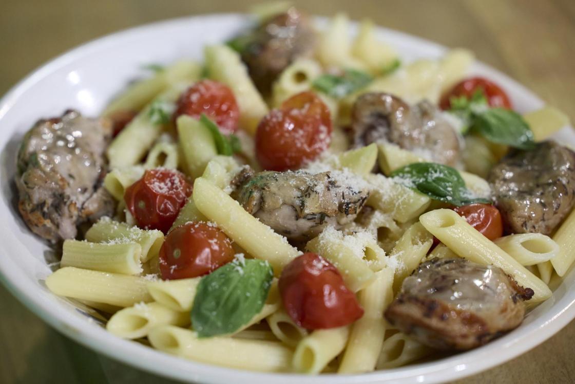 Pie de foto: Pasta con carne de conejo, cherries asados y albahacaAutor: Campaña "Abuelos Influencers"