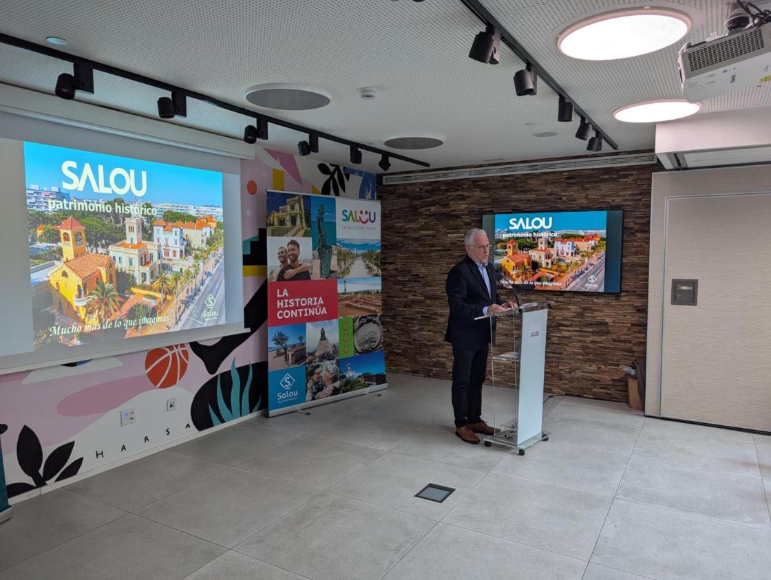 El alcalde de Salou, Pere Granados, asiste a ARATUR en Zaragoza, este jueves. El Ayuntamiento de Salou ha presentado este jueves, en el marco del Salón Aragonés del Turismo (ARATUR) en Zaragoza, una nueva edición de la Festa al Cel (Fiesta en el Cielo), considerado el festival aéreo civil más antiguo y uno de los más destacados de España. EFE/Ayuntamiento De Salou SOLO USO EDITORIAL/SOLO DISPONIBLE PARA ILUSTRAR LA NOTICIA QUE ACOMPAÑA (CRÉDITO OBLIGATORIO)