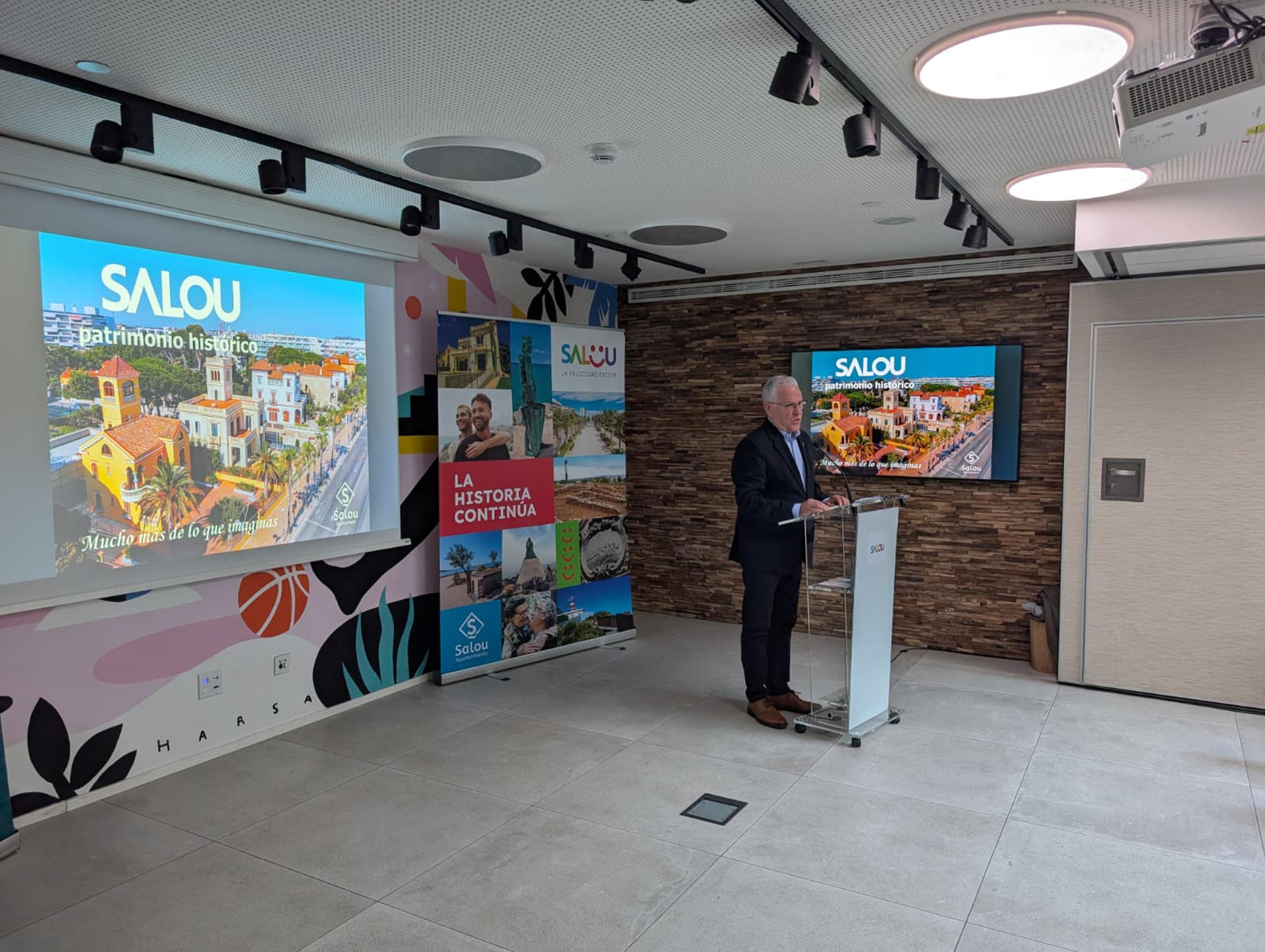 El alcalde de Salou, Pere Granados, asiste a ARATUR en Zaragoza, este jueves. El Ayuntamiento de Salou ha presentado este jueves, en el marco del Salón Aragonés del Turismo (ARATUR) en Zaragoza, una nueva edición de la Festa al Cel (Fiesta en el Cielo), considerado el festival aéreo civil más antiguo y uno de los más destacados de España. EFE/Ayuntamiento De Salou SOLO USO EDITORIAL/SOLO DISPONIBLE PARA ILUSTRAR LA NOTICIA QUE ACOMPAÑA (CRÉDITO OBLIGATORIO)