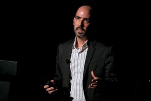 El editor senior de estrategia digital y suscripciones de GFR Media Carlos J Martínez habla en el foro 'Revolución de la IA: Una oportunidad para los negocios en Puerto Rico' este miércoles, en San Juan (Puerto Rico). EFE/Thais Llorca