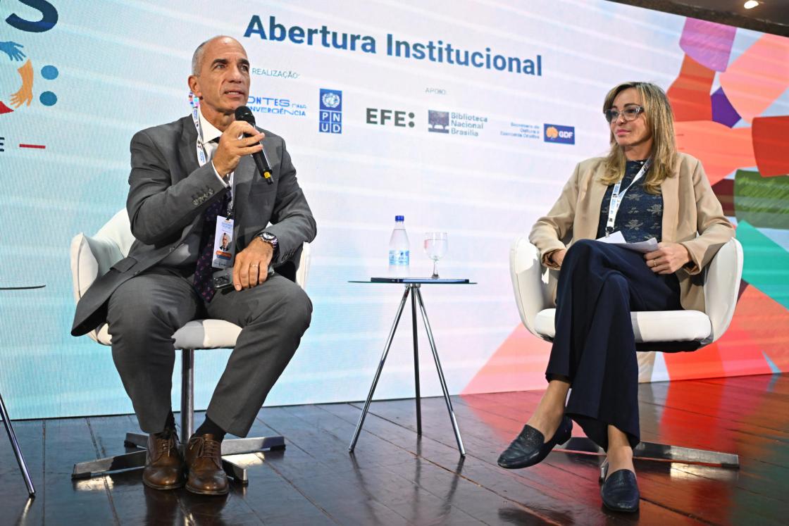 El representante residente del Programa de las Naciones Unidas para el Desarrollo (PNUD) en Brasil, Claudio Providas, habla junto a la directora de Negocios para América del Sur de EFE, Nuria Engelmo, durante el foro 'Gobiernos del futuro: Expectativas de la Juventud' organizado por el PNUD con el apoyo de la Agencia EFE, este martes en la Biblioteca Nacional de Brasilia (Brasil). EFE/ Andre Borges