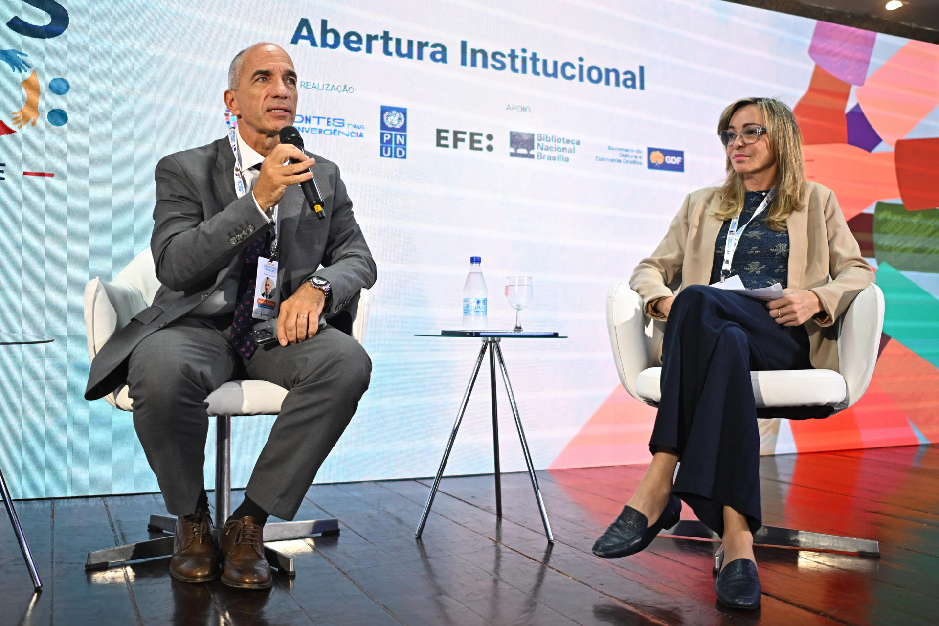 El representante residente del Programa de las Naciones Unidas para el Desarrollo (PNUD) en Brasil, Claudio Providas, habla junto a la directora de Negocios para América del Sur de EFE, Nuria Engelmo, durante el foro 'Gobiernos del futuro: Expectativas de la Juventud' organizado por el PNUD con el apoyo de la Agencia EFE, este martes en la Biblioteca Nacional de Brasilia (Brasil). EFE/ Andre Borges