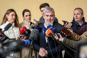 BRUSELAS, 06/05/2026.- El presidente de Canarias, Fernando Clavijo, atiende a los medios para hablar sobre el caso del crucero afectado por un brote de hantavirus, este miércoles en Bruselas. EFE/ Olatz Castrillo