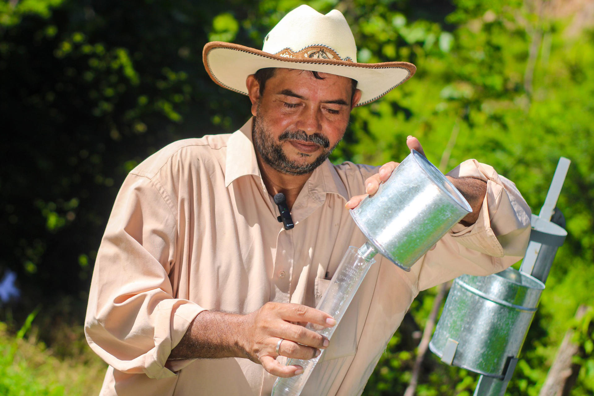 Fotografía del 3 de julio de 2025 cedida por la Organización de las Naciones Unidas para la Alimentación y la Agricultura (FAO) que muestra a Rodrigo Agustín Romero recogiendo muestras durante una jornada de medición de precipitación en corredor seco para toma de decisiones de siembra, en Joroco (El Salvador). EFE/ Mario Araujo/ FAO /SOLO USO EDITORIAL/ NO VENTAS/ SOLO DISPONIBLE PARA ILUSTRAR LA NOTICIA QUE ACOMPAÑA (CRÉDITO OBLIGATORIO)