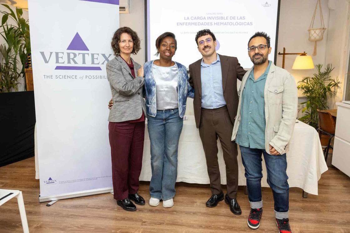 Los hematólogos Elena Cela (1i) y Salvador Payán (2d), la paciente Maura Albert (2i), y el presidente de la Asociación Española de Lucha contra las Hemoglobinopatías y Talasemias (ALHETA), Massimo Lugas, en un encuentro organizado por la farmacéutica Vertex que ha resaltado la importancia de las terapias génicas para tratar enfermedades hereditarias de la sangre. EFE/VERTEX/CEDIDA/CRÉDITO OBLIGATORIO