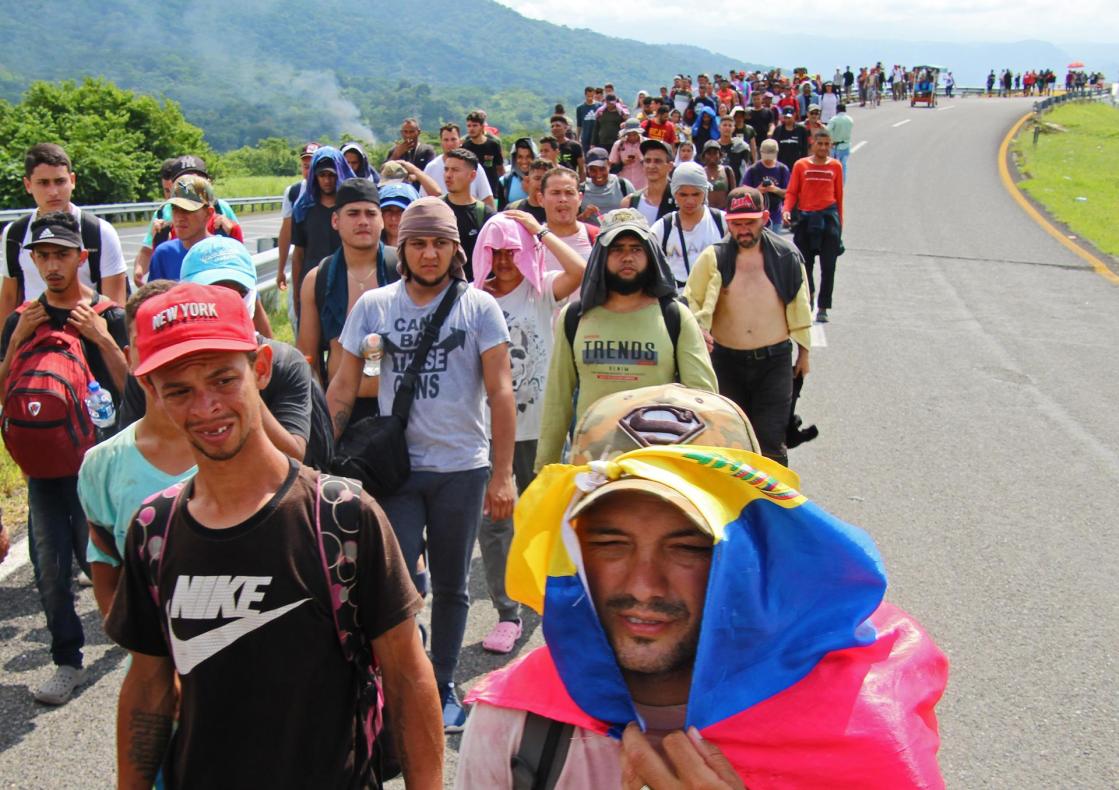Grupos de personas migrantes caminan en caravana en el municipio de Tapachula, en Chiapas (México). Uno de cada tres latinoamericanos quiere emigrar y la mitad rechaza la llegada de inmigrantes a su país, según el Informe sobre Democracia y Desarrollo 2026 del Programa de las Naciones Unidas para el Desarrollo (PNUD) difundido este lunes. EFE/ Juan Manuel Blanco