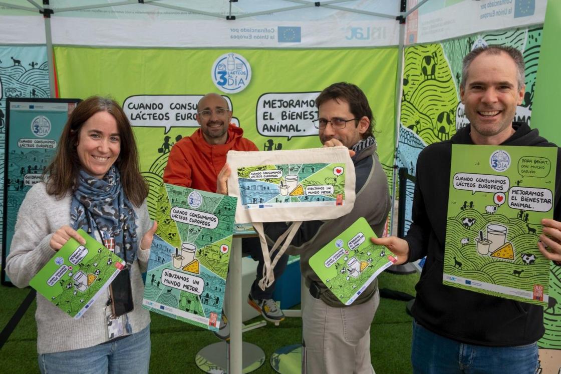 Óscar Alonso firmó en Bilbao creaciones para la campaña. Autor: InLac/Cuenta con los Lácteos Europeos
