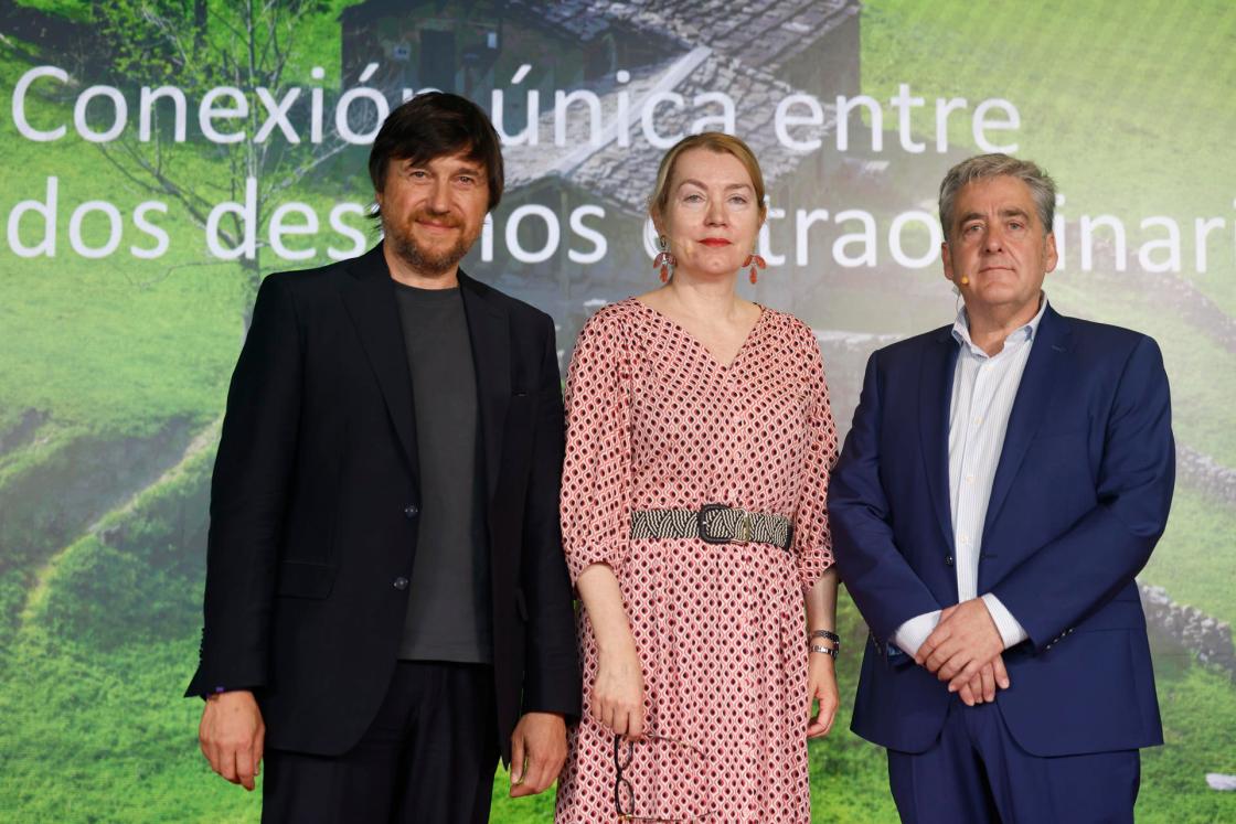 El director de marketing de CANTUR, José Ramón Álvarez (i); la directora general de Cultura y Patrimonio Histórico, Eva Guillermina Fernández (c); y el director general de Turismo y Hostelería del Gobierno de Cantabria, José Luis López, posan durante una rueda de prensa este miércoles, en Ciudad de México (México). Cantabria busca posicionarse entre los viajeros mexicanos como un destino español vinculado con raíces familiares, gastronomía, patrimonio, paisaje y una forma de viajar menos masificada y a ritmo humano. EFE/ Sáshenka Gutiérrez