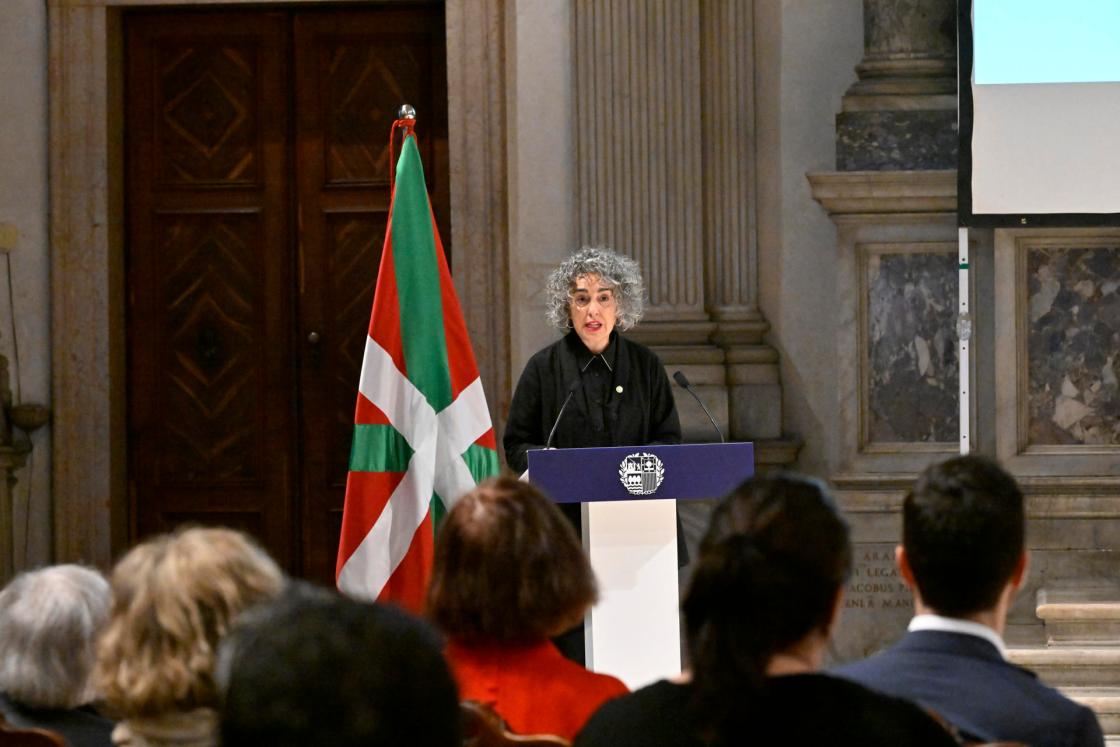 VENECIA, 07/05/2026.- La vicelehendakari primera y consejera de Cultura, Ibone Bengoetxea, interviene en la Scuola Grande di San Giovanni Evangelista de Venecia para presentar el proyecto "I Baschi alla Biennale 1976/2026". Bengoetxea anunció este jueves el objetivo del Gobierno Vasco de contar con un espacio propio en la Bienal de Venecia a partir de 2028 durante un acto institucional en la Escuela Grande San Juan Evangelista en Venecia (norte de Italia). EFE/Andrea Pattaro 