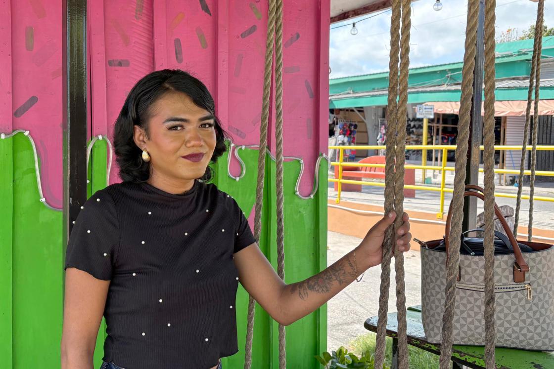 Melvin Daniel Cortez 'La Bestie' posando durante una entrevista con EFE en Orange Walk (Belice). La Bestie se colocó en frente de la cámara, se quitó la peluca, e identificándose como el hondureño Melvin Daniel Cortez, agradeció emocionada a las autoridades de Belice la amnistía que le permitió regularizar su situación migratoria en un país al que había llegado de niño. "Cambiaron mi vida, de verdad, gracias". EFE/ Jomarie Lanza