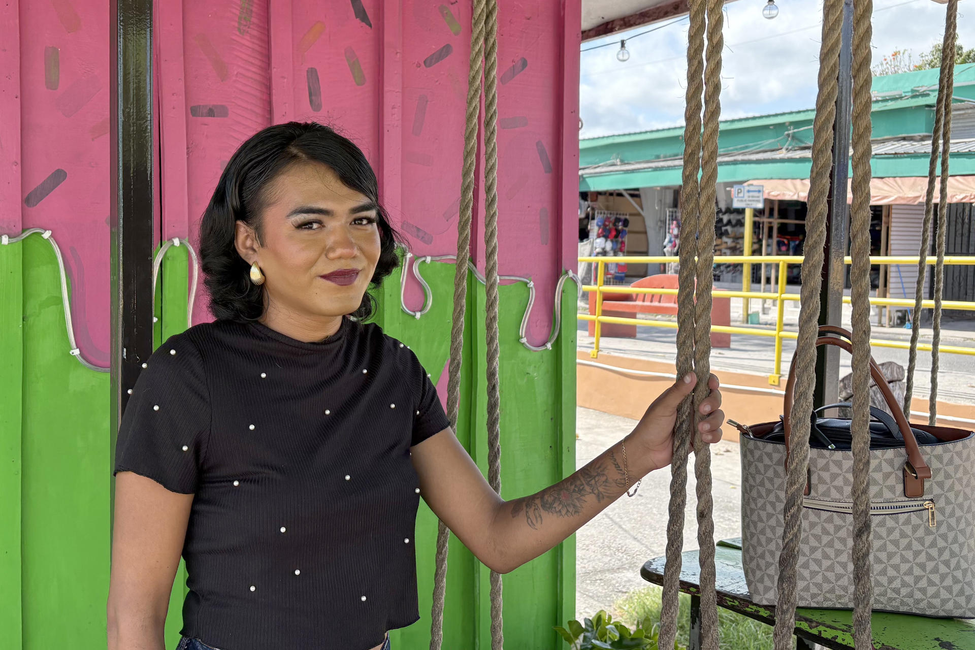Melvin Daniel Cortez 'La Bestie' posando durante una entrevista con EFE en Orange Walk (Belice). La Bestie se colocó en frente de la cámara, se quitó la peluca, e identificándose como el hondureño Melvin Daniel Cortez, agradeció emocionada a las autoridades de Belice la amnistía que le permitió regularizar su situación migratoria en un país al que había llegado de niño. "Cambiaron mi vida, de verdad, gracias". EFE/ Jomarie Lanza