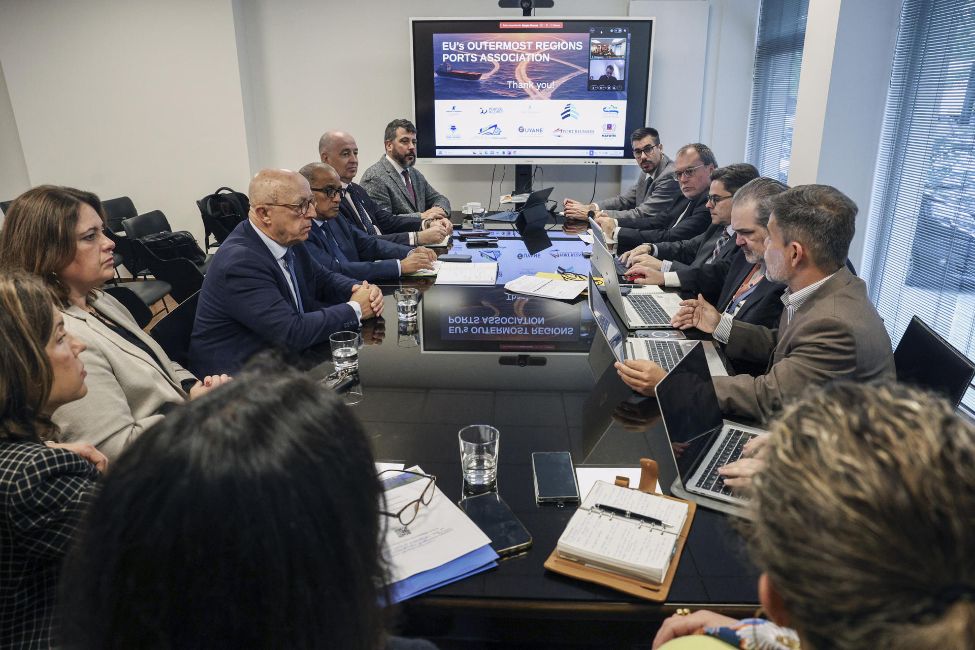 Este martes se presenta en Bruselas el documento conjunto de los puertos de las Regiones Ultraperiféricas que expone sus principales propuestas para la Estrategia Portuaria Europea con la presencia de Pedro Suárez (3i), presidente Puertos de Tenerife, y Beatriz Calzada Ojeda (2i), presidenta de la Autoridad Portuaria de Las Palmas. EFE/ Pablo Garrigós