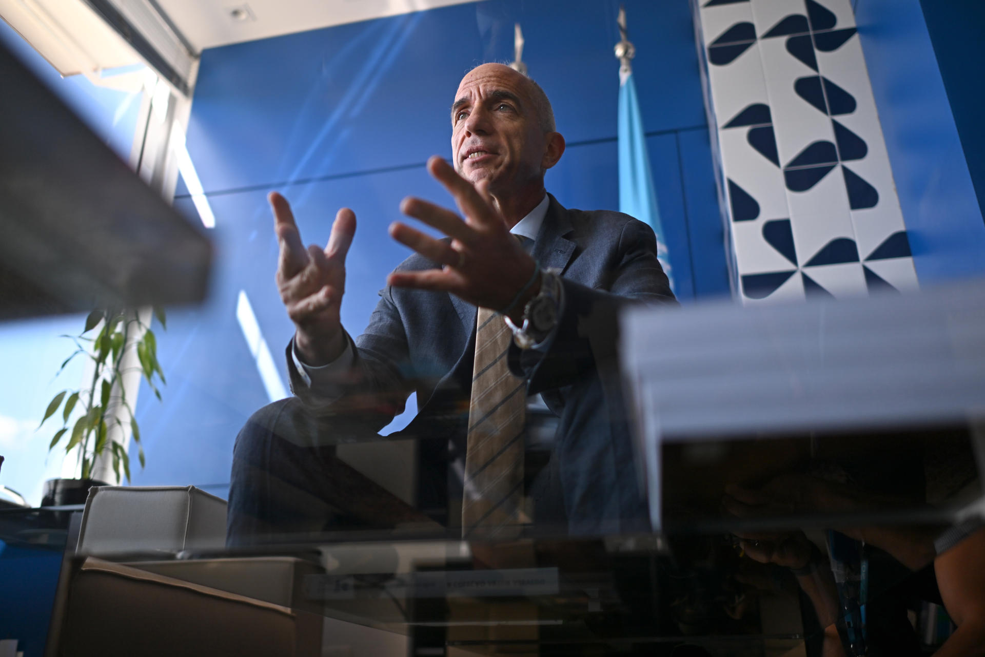 El representante residente del Programa de las Naciones Unidas para el Desarrollo (PNUD) en Brasil, Claudio Providas, habla durante una entrevista con EFE este lunes, en Brasilia (Brasil). EFE/ Andre Borges