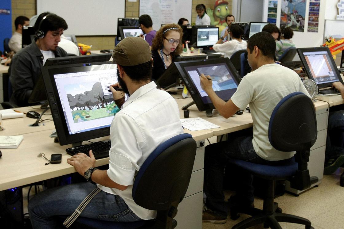 Fotografía de archivo del 12 de septiembre de 2013 que muestra animadores digitales trabajando en una oficina, en Medellín (Colombia). EFE/ Luis Eduardo Noriega / ARCHIVO