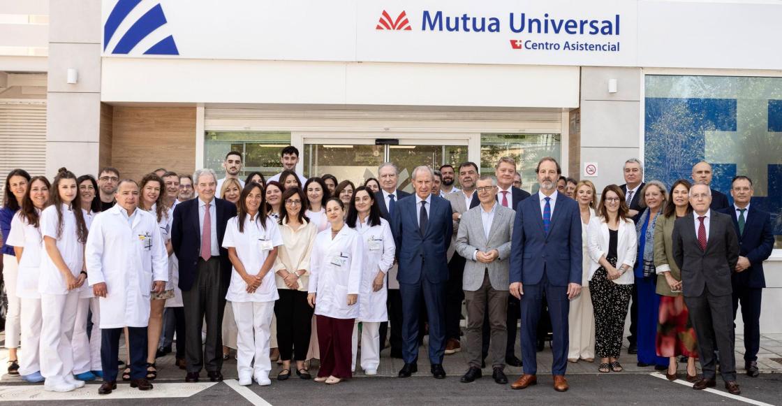 Pie de foto: Foto de familia durante la inauguraciónAutor: Mutua Unviersal