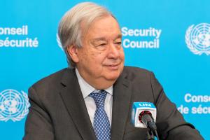 Fotografía cedida por la ONU que muestra al secretario general de la Organización de las Naciones Unidas, António Guterres, reaccionando en una rueda de prensa el jueves 30 de abril, en Nueva York (EE.UU.). EFE/ Mark Garten/ ONU /SOLO USO EDITORIAL/ NO VENTAS/ SOLO DISPONIBLE PARA ILUSTRAR LA NOTICIA QUE ACOMPAÑA (CRÉDITO OBLIGATORIO)