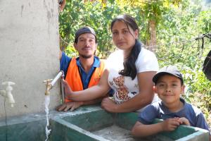 Fotografía sin fecha de toma cedida por Guatemaltecos por la Nutrición que muestra personas posando junto a un grifo abierto con agua en Huehuetenango (Guatemala). EFE/ Guatemaltecos por la Nutrición / SOLO USO EDITORIAL/ NO VENTAS/ SOLO DISPONIBLE PARA ILUSTRAR LA NOTICIA QUE ACOMPAÑA (CRÉDITO OBLIGATORIO)