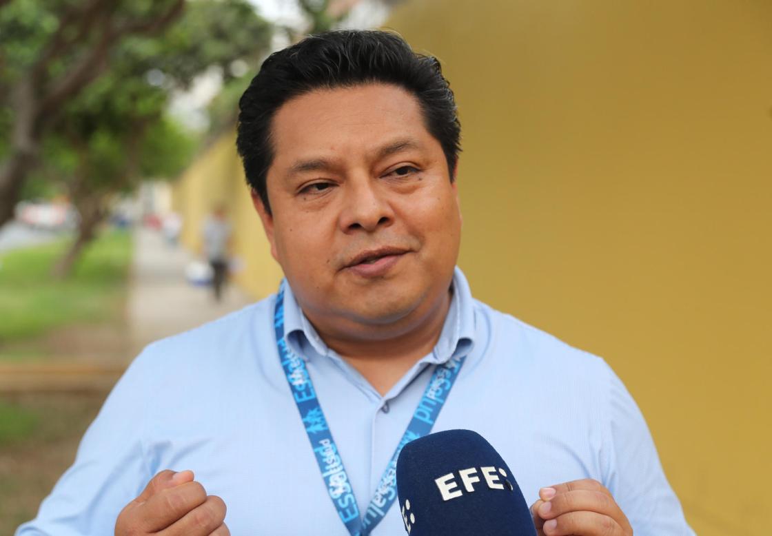 El exdirector de la Unidad Funcional de Salud de Poblaciones Migrantes y Fronterizas del Ministerio de Salud de Perú, Eden Galán Rodas, habla durante una entrevista con EFE el 13 de marzo de 2026, en Lima (Perú). EFE/ Paolo Aguilar