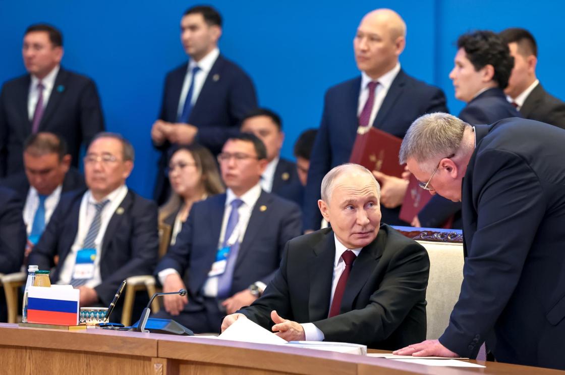 ASTANÁ (Kazajistán), 29/05/2026.- El presidente de Rusia, Vladimir Putin (i), y el viceprimer ministro ruso, Alexei Overchuk, asisten a una reunión ampliada del Consejo Supremo Económico Euroasiático (CSEE) en el Palacio de la Independencia de Astaná (Kazajistán), el 29 de mayo de 2026. La Unión Económica Euroasiática (UEE) está integrada por cinco Estados miembros —Armenia, Bielorrusia, Kazajistán, Kirguistán y Rusia—, además de varios Estados observadores y países socios estratégicos que participan en sus cumbres y foros. EFE/EPA/ALEXANDER KAZAKOV/KREMLIN / POOL CRÉDITO OBLIGATORIO.