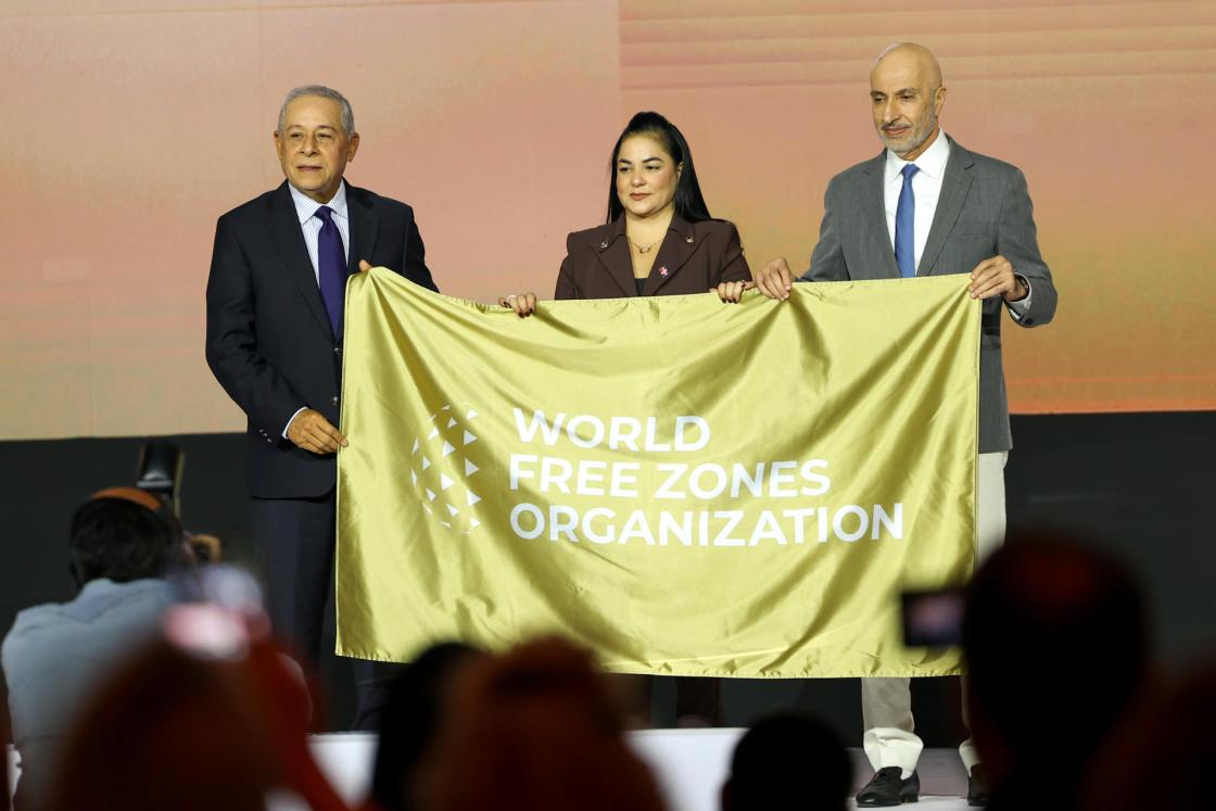 Fotografía cedida por Chris Barquero que muestra a la viceministra de Fomento a la Agroindustria de República Dominicana, Anibelca Mena (c), y el embajador de República Dominicana en Panamá, Roberto Salcedo (i), recibiendo la bandera de Wolrd Free Zones Organization de manos del Dr. Mohammed Al Zarooni (d), presidente de la Organización Mundial de las Zonas Francas (World FZO), simbolizando el rol de República Dominicana como país anfitrión del 13.º Congreso Mundial anual en 2027, en Ciudad de Panamá (Panamá). EFE/ Chris Barquero  /SOLO USO EDITORIAL/ NO VENTAS/ SOLO DISPONIBLE PARA ILUSTRAR LA NOTICIA QUE ACOMPAÑA (CRÉDITO OBLIGATORIO)