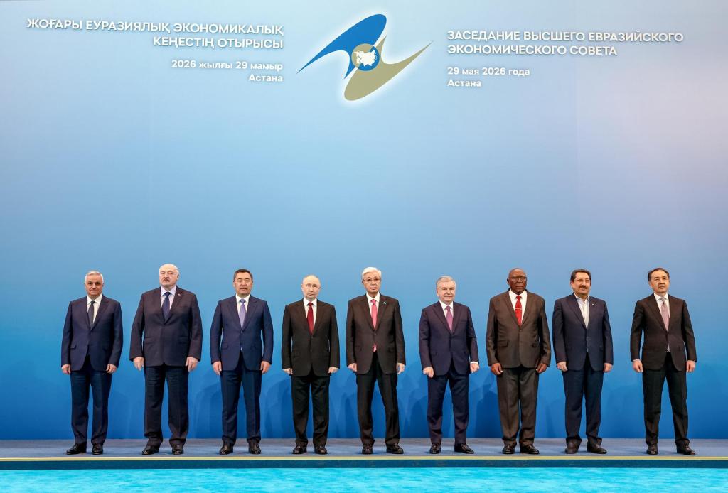 ASTANÁ (Kazajistán), 29/05/2026.- El viceprimer ministro de Armenia, Mger Grigorián (i-d); el presidente de Bielorrusia, Alexandr Lukashenko; el presidente de Kirguistán, Sadyr Japarov; el presidente de Rusia, Vladimir Putin; el presidente de Kazajistán, Kasim-Yomart Tokayev; el presidente de Uzbekistán, Shavkat Mirziyoyev; el vicepresidente de Cuba, Salvador Valdés Mesa; el ministro iraní de Industria, Minas y Comercio, Seyed Mohammad Atabak; y el presidente del Consejo de la Comisión Económica Euroasiática, Bakytzhan Sagintáyev, posan para una foto de familia antes de una reunión ampliada del Consejo Supremo Económico Euroasiático (CSEE) en el Palacio de la Independencia de Astaná (Kazajistán), el 29 de mayo de 2026. La Unión Económica Euroasiática (UEE) está integrada por cinco Estados miembros —Armenia, Bielorrusia, Kazajistán, Kirguistán y Rusia—, además de varios Estados observadores y países socios estratégicos que participan en sus cumbres y foros. EFE/EPA/ALEXANDER KAZAKOV/KREMLIN / POOL CRÉDITO OBLIGATORIO.