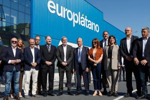 OROZKO (BIZKAIA), 21/05/2026.- El presidente del Gobierno canario, Fernando Clavijo (c), acompañado de la consejera de Alimentación, Desarrollo Rural, Agricultura y Pesca del Gobierno Vasco, Amaia Barredo (3d), entre otros, han inaugurado este jueves la Planta Europlátano en Orozko (Bizkaia), una moderna factoría dedicada a la maduración y comercialización de plátanos de Canarias. EFE/ Miguel Toña