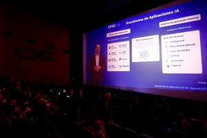 El director de Tecnología y Sistemas de la Agencia EFE, Juan Manuel Ruiz, habla en el foro 'Revolución de la IA: Una oportunidad para los negocios en Puerto Rico' este miércoles, en San Juan (Puerto Rico). EFE/Thais Llorca