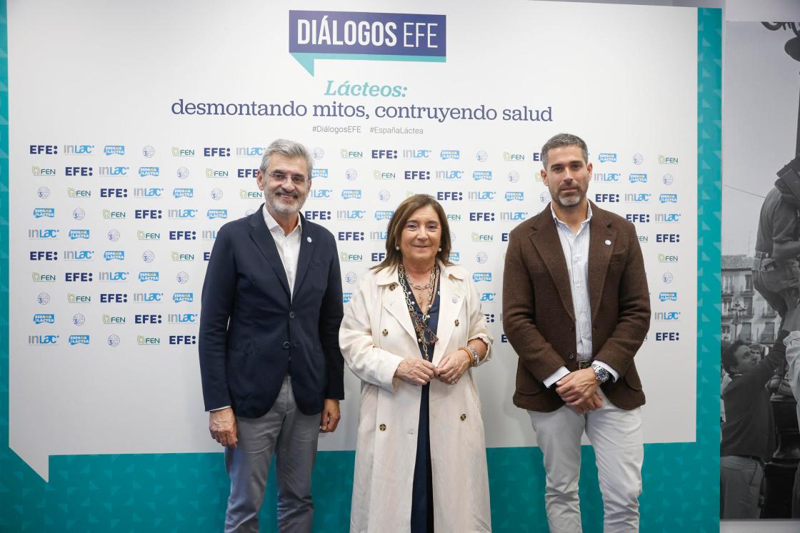 MADRID, 21/05/2026.- De izda a dcha: Javier Loza, presidente de InLac, Organización Interprofesional Láctea; la doctora Rosaura Leis, presidenta de la Fundación Española de la Nutrición; y Pablo Ojeda, nutricionista participan en el evento organizado por Diálogos Efe Salud, "Lácteos: desmontando mitos, construyendo salud", en la sede de la Agencia Efe, en Madrid. EFE/David Fernández