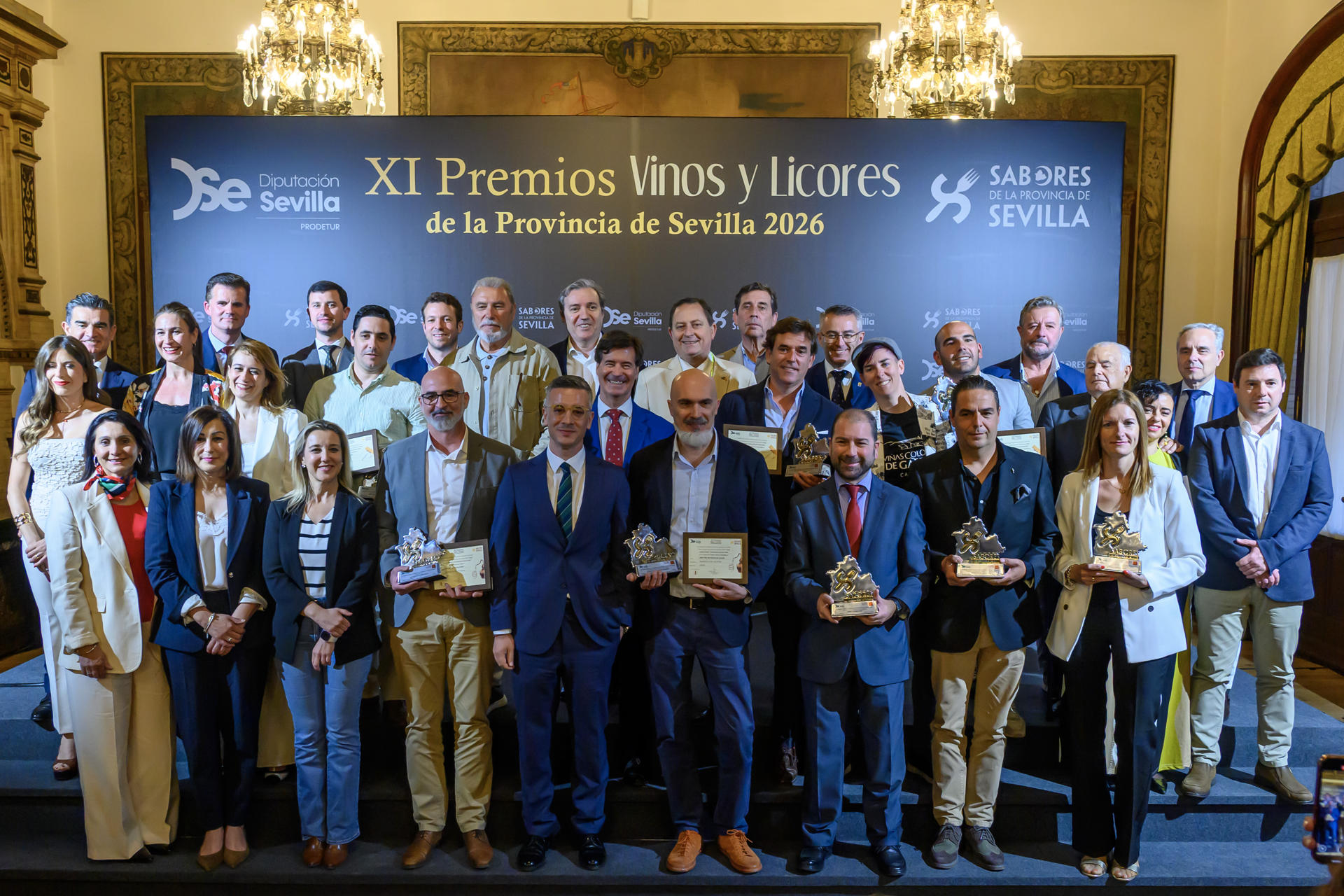 El vicepresidente de Prodetur, Rodrigo Rodríguez Hans (5i), posa con los galardonados en la entrega del Premio a los mejores vinos y licores de la provincia de Sevilla 2026, en un acto que se celebró en el Hotel Alfonso XIII de Sevilla. EFE/ Raúl Caro