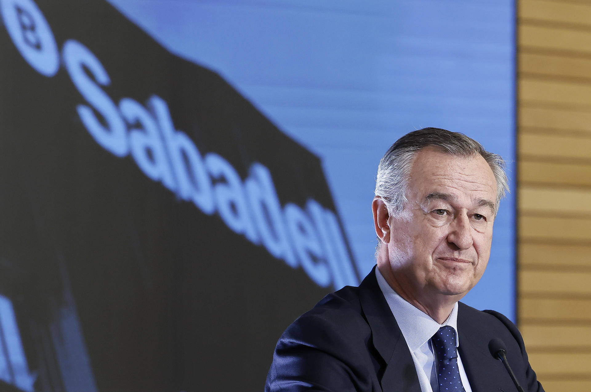 GRAFCAT2164. SANT CUGAT DEL VALLÉS (BARCELONA), 05/05/2026.- El consejero delegado del Banco Sabadell, César González-Bueno, durante la presentación de los resultados del primer trimestre del año de la entidad bancaria, la última presentación de resultados financieros como CEO del Sabadell, antes de que mañana, tras la junta general de accionistas, tome el relevo Marc Armengol. EFE/Andreu Dalmau