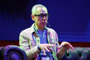 El director ejecutivo de la plataforma de análisis de datos musicales Chartmetric, Andreas Katsambas, habla durante la charla 'Spanish is the New Global' en el Bilbao International Music Experience (BIME) este miércoles, en Bogotá (Colombia). EFE/ Mauricio Dueñas Castañeda