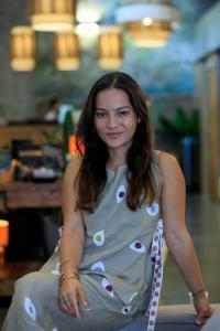 MEDELLÍN (COLOMBIA), 04/05/2026.-La actriz colombiana Natalia Reyes considera que los Premios Platino "derrumban fronteras en un mundo que cada vez está más dividido, más polarizado y más complejo en el tema migratorio", y que su nominación a mejor interpretación femenina por la película 'Aún es de noche en Caracas' es un "gran motivo de orgullo". EFE/ Carlos Ortega