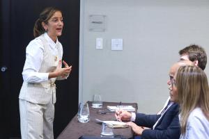 La periodista argentina Sol Lauría habla durante el lanzamiento de la 'Guía de Acceso a la Información Pública' un manual que busca fortalecer la transparencia en la gestión gubernamental y el conocimiento de periodistas y el resto de la ciudadanía para obtener datos de interés como forma de rendir cuentas al Estado, este viernes en Ciudad de Panamá (Panamá). EFE/ Carlos Lemos
