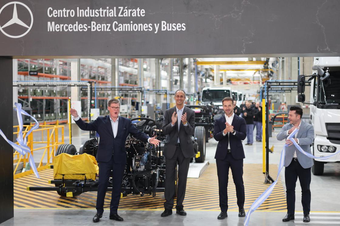 El director ejecutivo de Daimler Buses, Till Oberwörder; el referente de la operación local, Raúl Barcesat; el director ejecutivo de Mercedes Trucks, Achim Puchert, y el director ejecutivo de Mercedes-Benz América Latina, Denis Güven, asisten a la inauguración de la nueva planta industrial de la empresa alemana Mercedes-Benz Camiones y Buses este viernes, en Zárate (Argentina). La fábrica es la primera planta automotriz construida desde sus cimientos en el país suramericano en los últimos 15 años. EFE/ Juan Ignacio Roncoroni