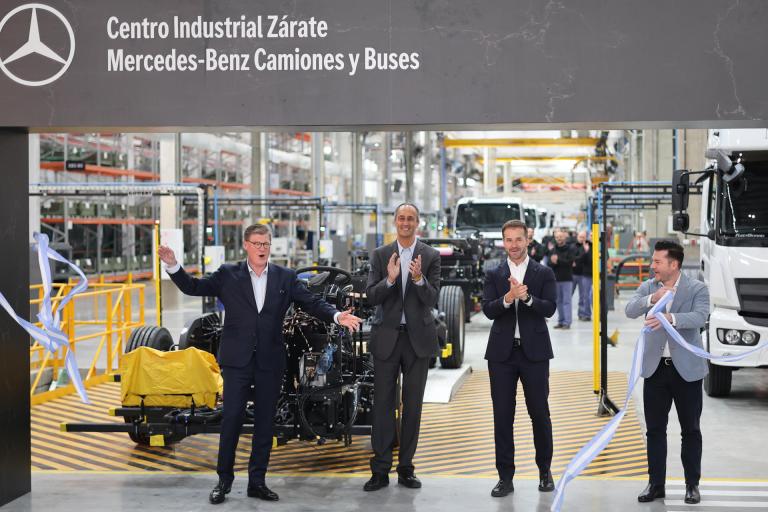 El director ejecutivo de Daimler Buses, Till Oberwörder; el referente de la operación local, Raúl Barcesat; el director ejecutivo de Mercedes Trucks, Achim Puchert, y el director ejecutivo de Mercedes-Benz América Latina, Denis Güven, asisten a la inauguración de la nueva planta industrial de la empresa alemana Mercedes-Benz Camiones y Buses este viernes, en Zárate (Argentina). La fábrica es la primera planta automotriz construida desde sus cimientos en el país suramericano en los últimos 15 años. EFE/ Juan Ignacio Roncoroni