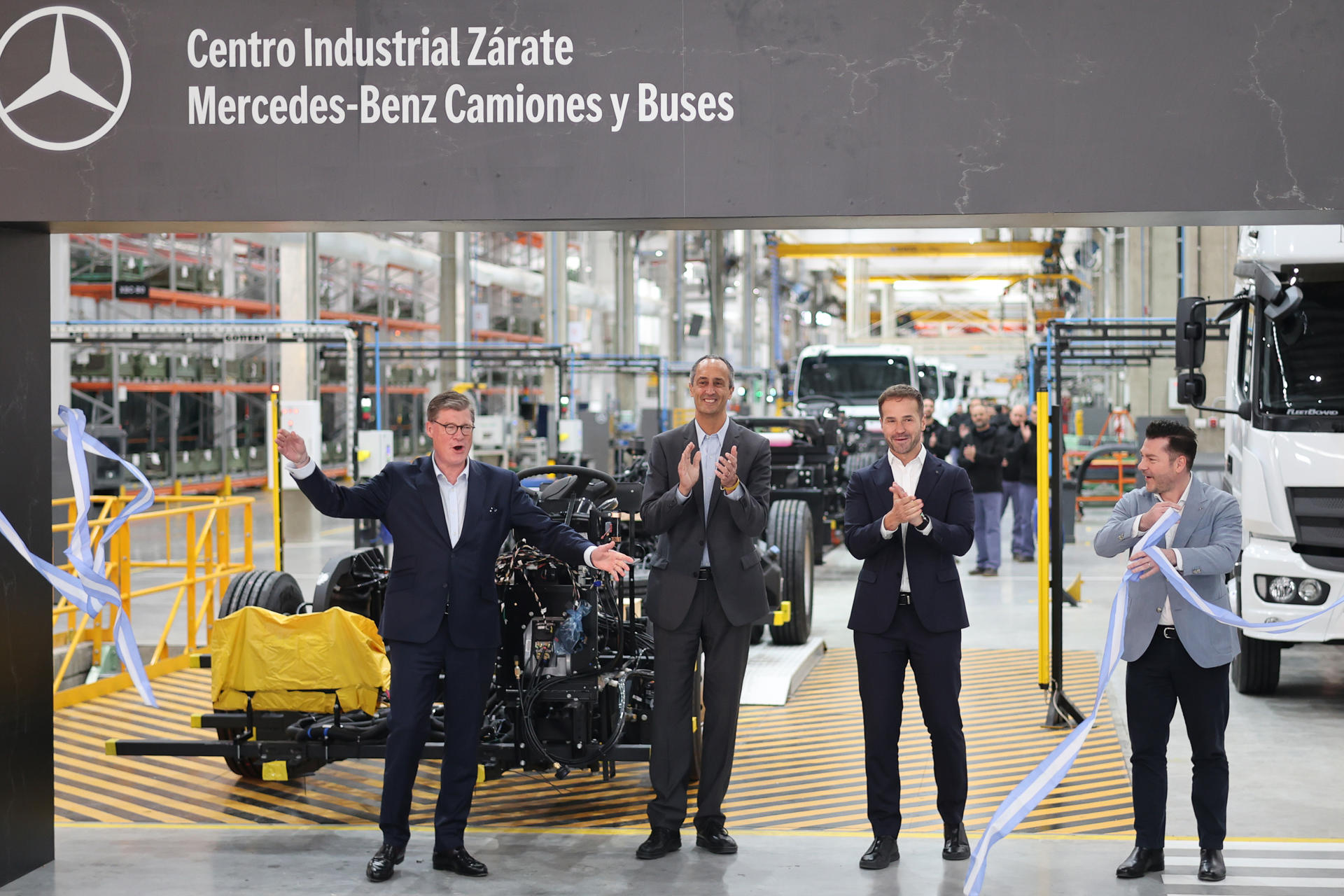 El director ejecutivo de Daimler Buses, Till Oberwörder; el referente de la operación local, Raúl Barcesat; el director ejecutivo de Mercedes Trucks, Achim Puchert, y el director ejecutivo de Mercedes-Benz América Latina, Denis Güven, asisten a la inauguración de la nueva planta industrial de la empresa alemana Mercedes-Benz Camiones y Buses este viernes, en Zárate (Argentina). La fábrica es la primera planta automotriz construida desde sus cimientos en el país suramericano en los últimos 15 años. EFE/ Juan Ignacio Roncoroni
