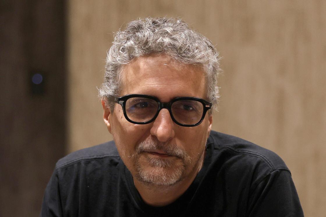 El director y guionista brasileño, Kleber Mendonça Filho, habla en una entrevista con EFE en el marco de los Premios Platino 2026, este viernes, en Playa del Carmen, Quintana Roo (México). EFE/ Alonso Cupul