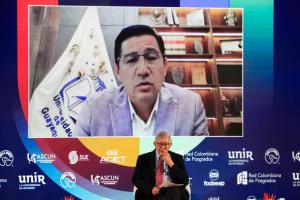 El rector de la Universidad de Guayaquil, Francisco Morán (en pantalla), habla en el seminario 'Los futuros de la educación superior: empleabilidad, inclusión e inteligencia artificial', en Villavicencio (Colombia). EFE/ Carlos Ortega
